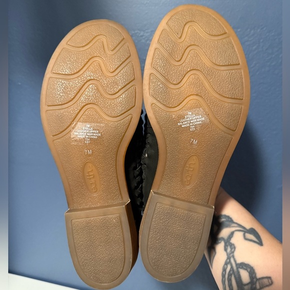 Women's Earth Ella Black Loafers - Picture 7 of 8